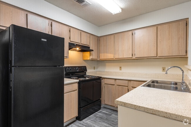 2BR, 2BA - 905SF - Kitchen
