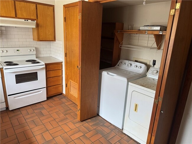 Photo - 645 W Adams St