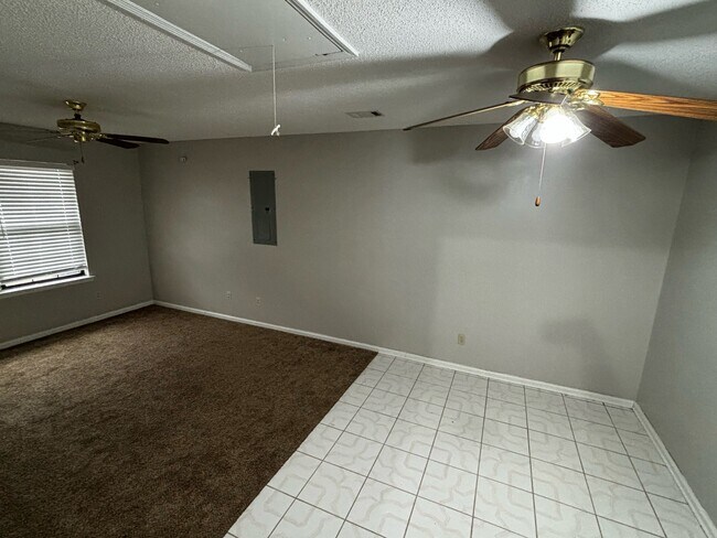 Photo - 867 Birchwood Ln