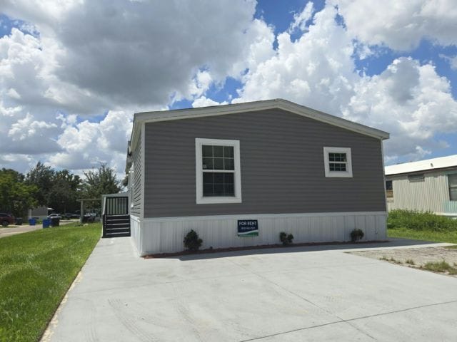 Building Photo - 323 Elm Ln