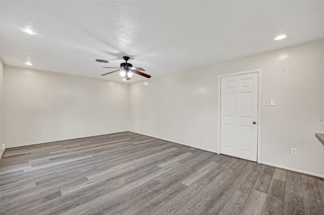 Photo - 9667 Meadowvale Dr