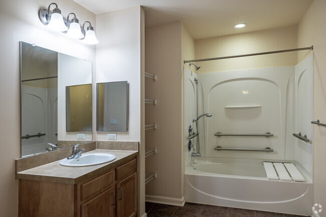 2BD, 1BA - 858SF - Bathroom - ABBINGTON AT THE PARK