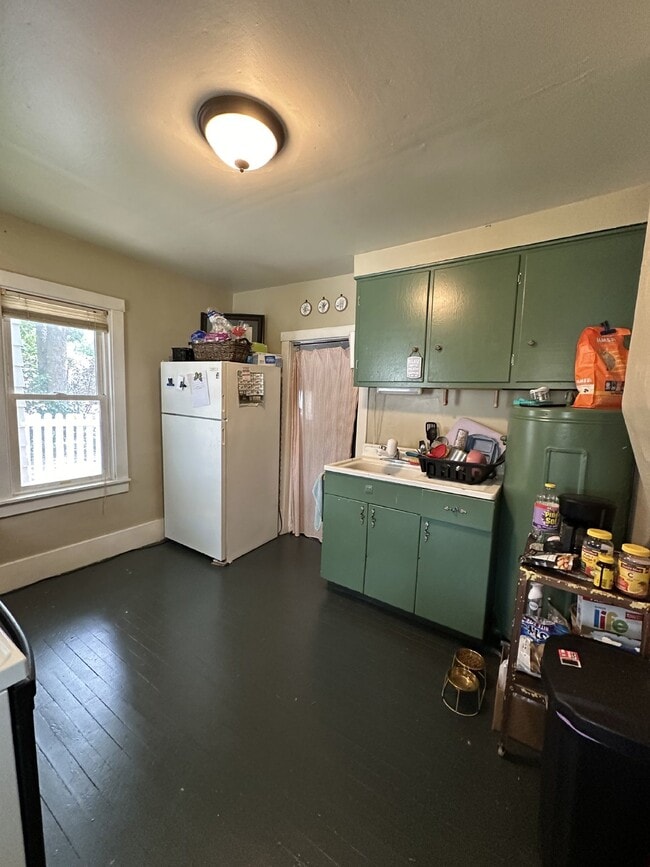 1 Bed 1 Bath single family home near UWEC Available June 1st! Fenced in yard!