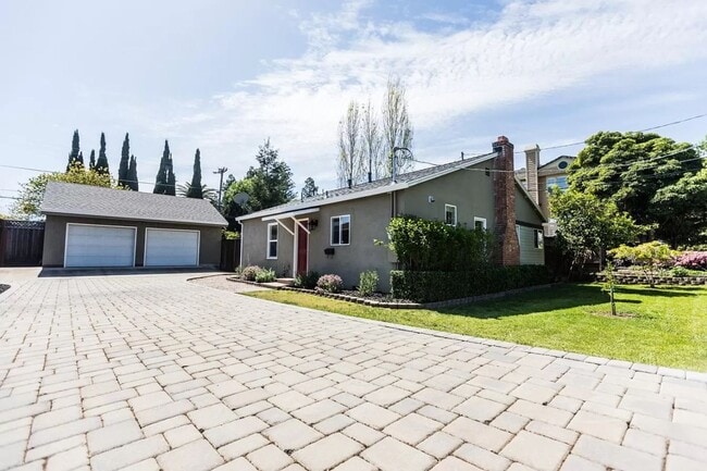 Building Photo - 3BD/1BA - Cozy Home with a Spacious Yard and Modern Kitchen!