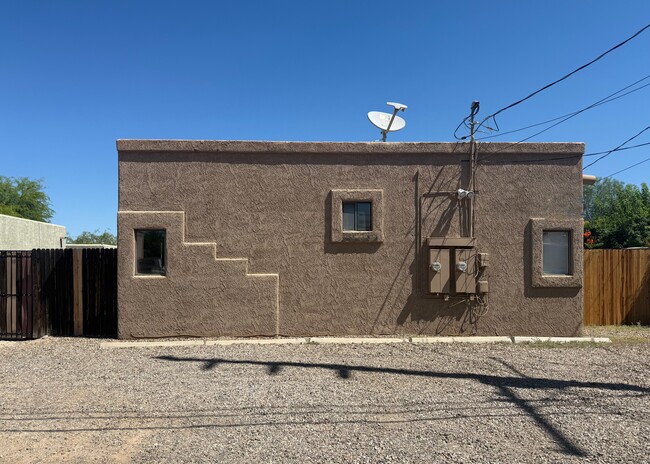 Building Photo - 738 E Elm St Unit #2