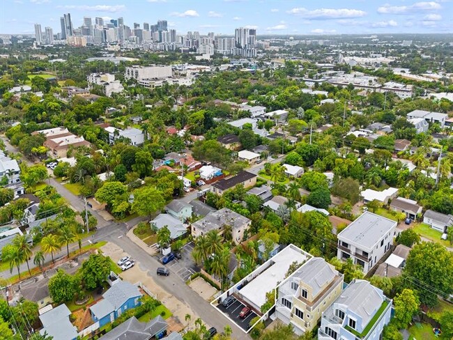 Building Photo - 1219 NE 14th Ave Unit 4