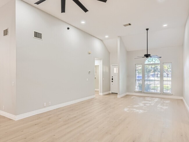 Photo - 201 Orchard Way