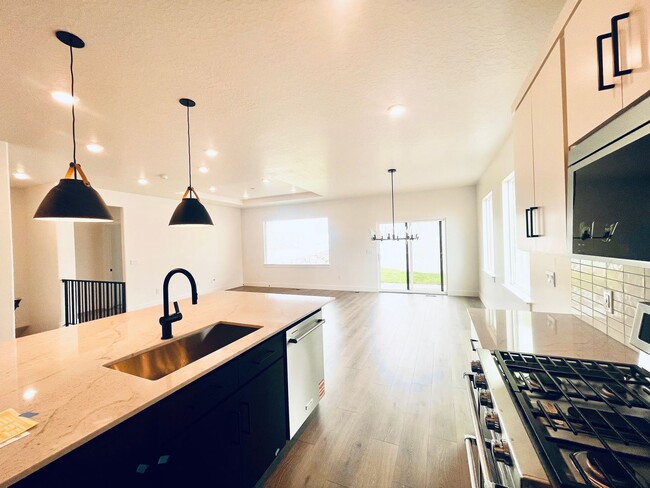 Building Photo - Stunning 5BD/3BA New Construction in Lehi | 3,287 SF | HOA Covers Yard | Aug 1