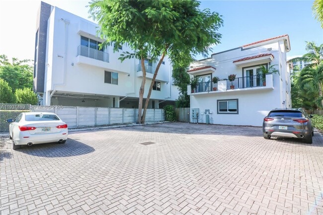 Photo - 2947 Coconut Ave