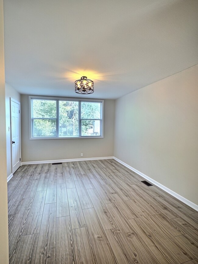 Photo - 515 W 40th Pl
