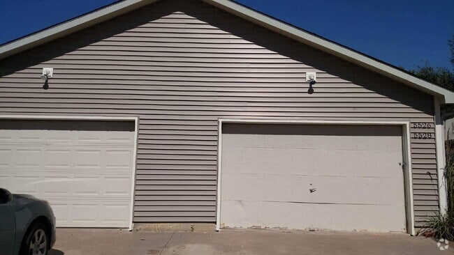 Building Photo - Spacious 2 bedroom 1 bathroom townhome wit...