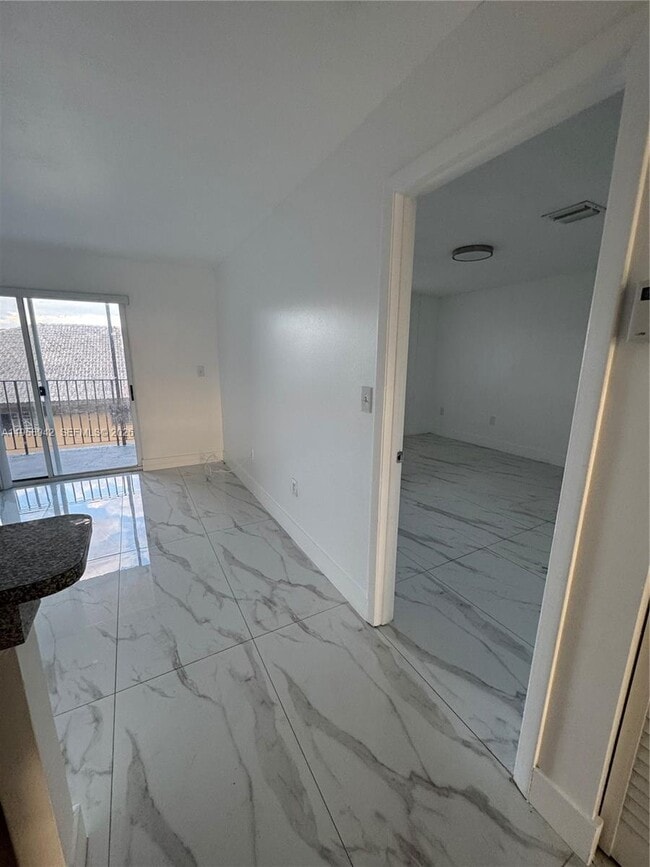 Building Photo - 8851 NW 119th St Unit 4404