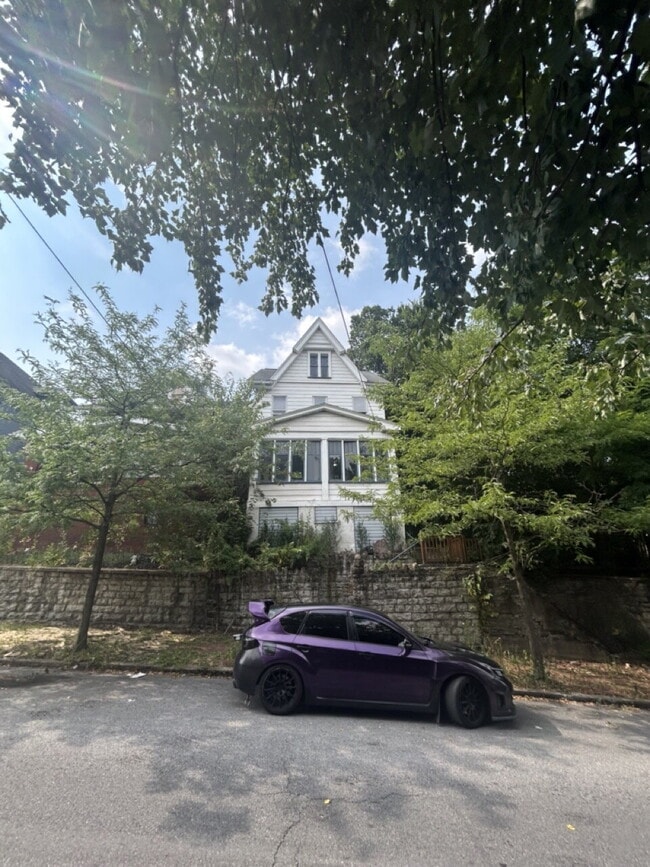 Building Photo - "Spacious 5-Bedroom Family Retreat with 2 ... Rental