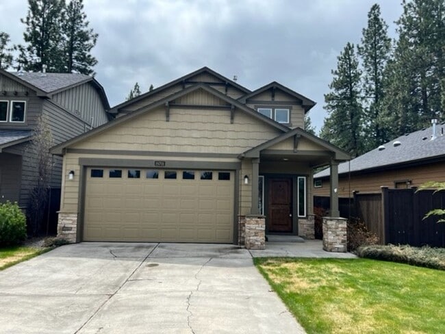 Building Photo - Three Bedroom in SW Bend Aspen Rim Neighborhood