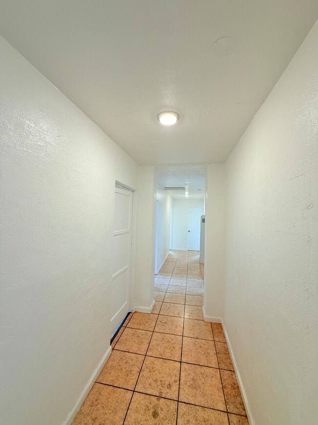 Photo - 663 Cadman St