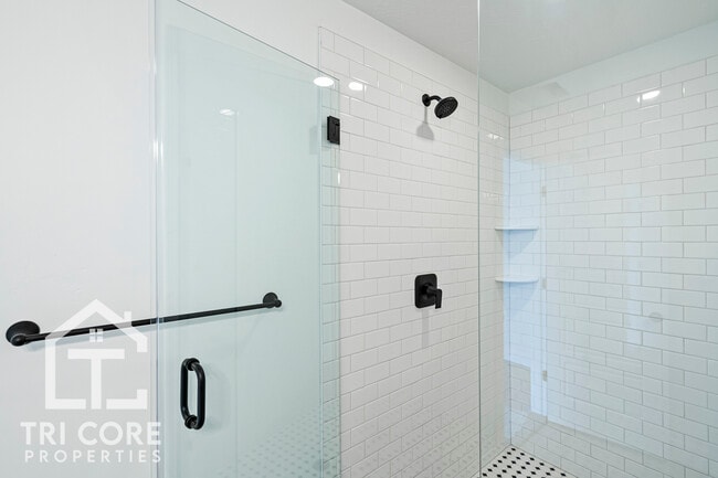 Photo - 140 E Lavalle-