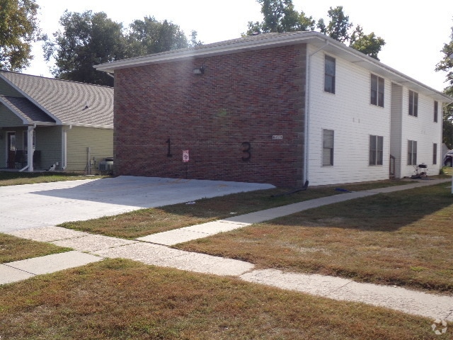 Building Photo - 6417 Burlington Ave Unit 4 Rental