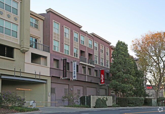 Photo - 5633-5667 Bay St