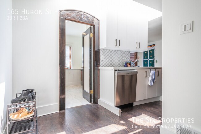 Photo - Three Bedroom Apartment Close to U of T Unité 2