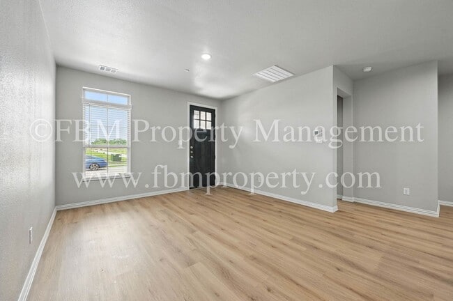 Photo - 2093 Luna Dr