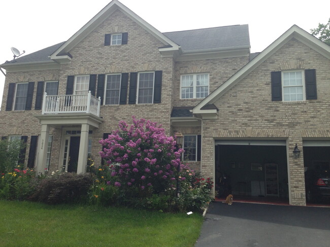 front of the house - 3624 Stonewall Manor Dr Casa Unidad one bedroom with full bat