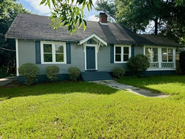 Building Photo - THREE BEDROOM, TWO BATH