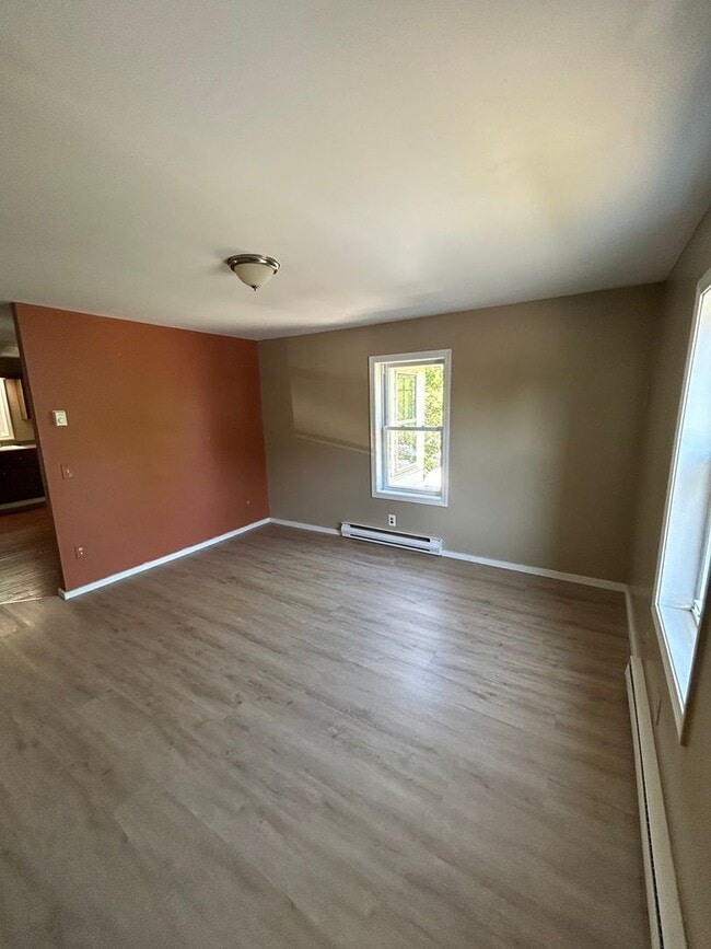 Building Photo - 1 Riverview St Unit Apt 2