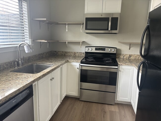 Photo - 221 College View Dr