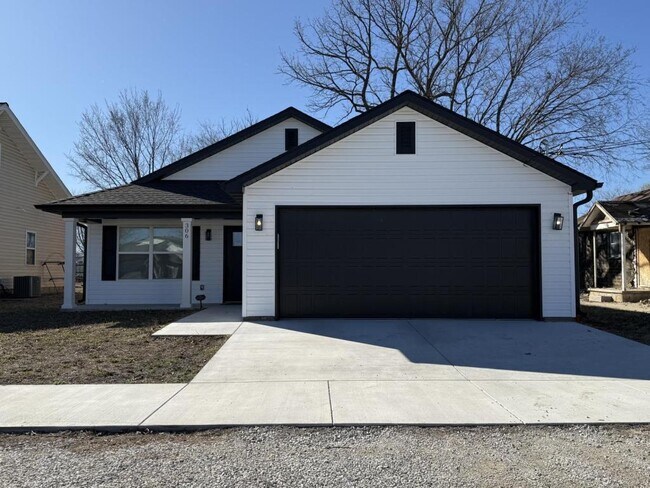 Photo - 306 N Roney St