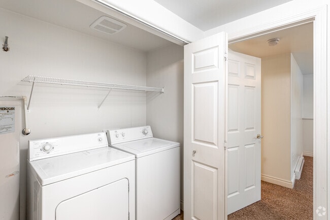 3BR, 2BA - 1,194 SF