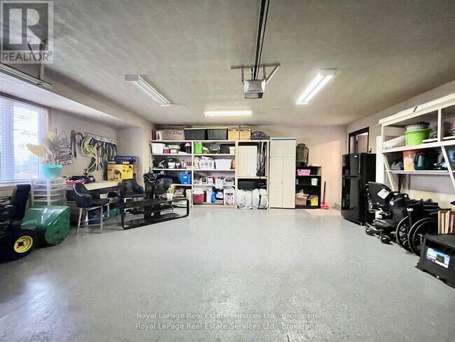 Photo - 184 Dundas St E