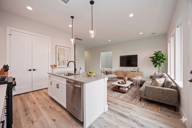 Photo - 6111 Campos Dr