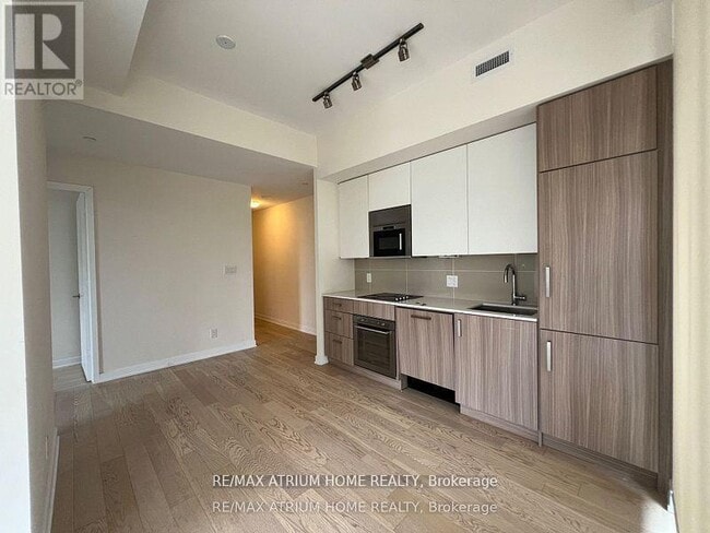 Photo - 17 Dundonald St Unit 805