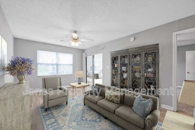 Photo - 303 Country Club Dr NE