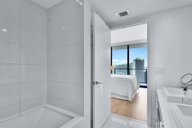 Photo - 1300 S Miami Ave Unidad 3711 Rental