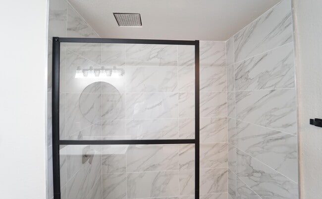 Photo - 912 Bentley St