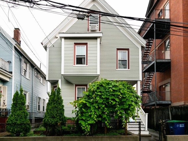 Building Photo - 9 Kingman Rd Unit 1 Rental