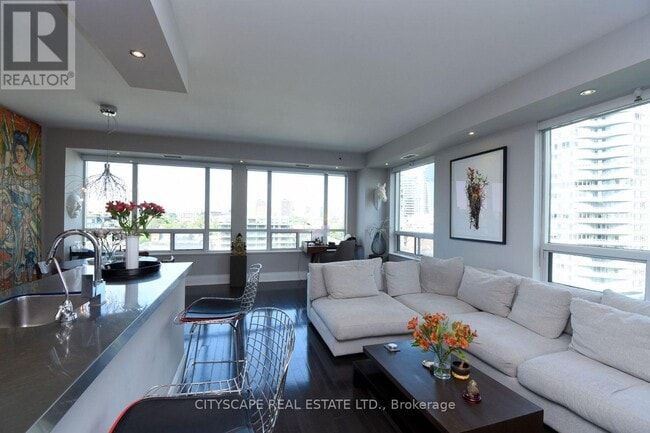 Photo - 102 Bloor St W Unit 903