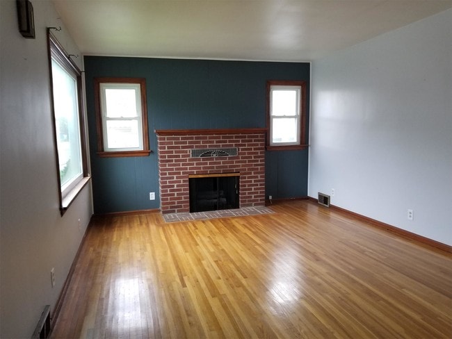 Photo - 711 E 5th St