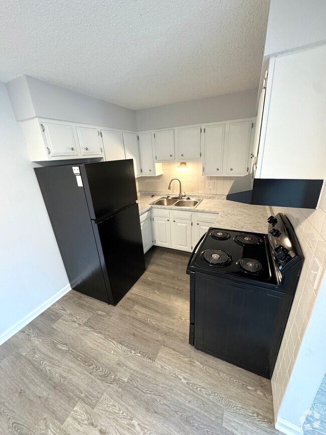 Building Photo - 2 Bedroom Apartments, Excellent Location! Unit 1006-6