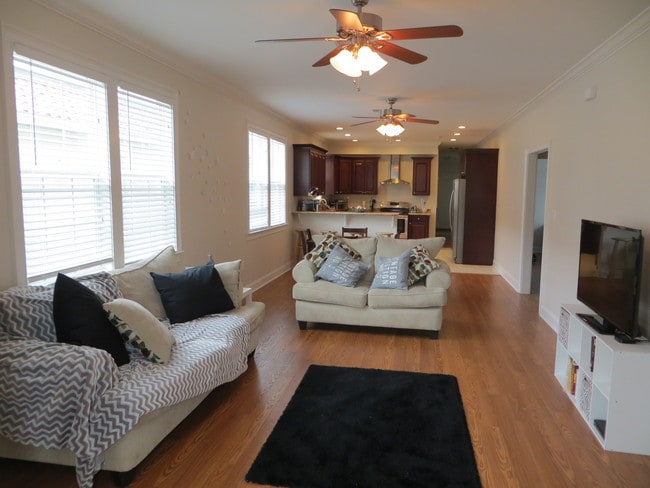 Photo - 5529 Willow St Unit #B