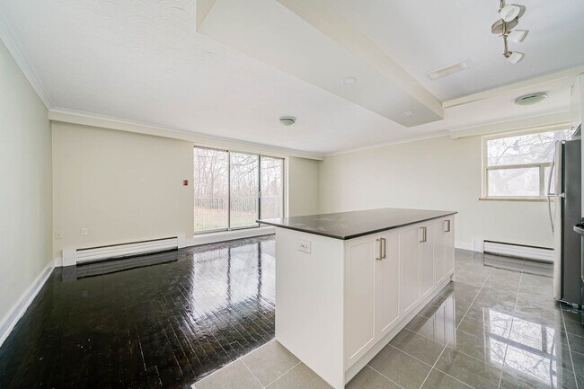 Photo - Beautifully Renovated 3 Bedroom Waterfront Building Unité 56