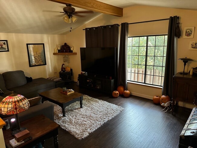 15 x 20 Living room - 12061 Pleasant Way
