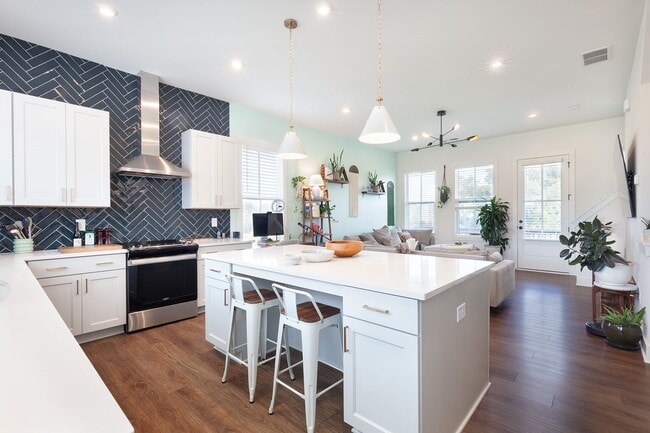 Building Photo - Stylish End-Unit Townhome Minutes From Gra...