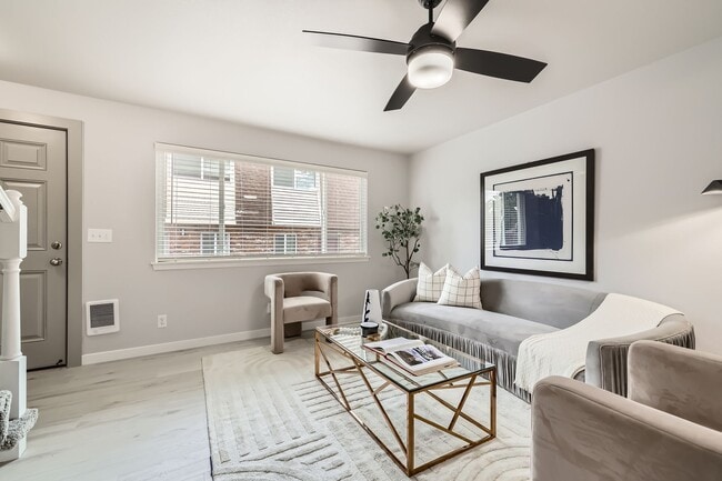 Building Photo - Stunning Renovation! HUGE 2 Bed 1.5 Townho... Unit 308