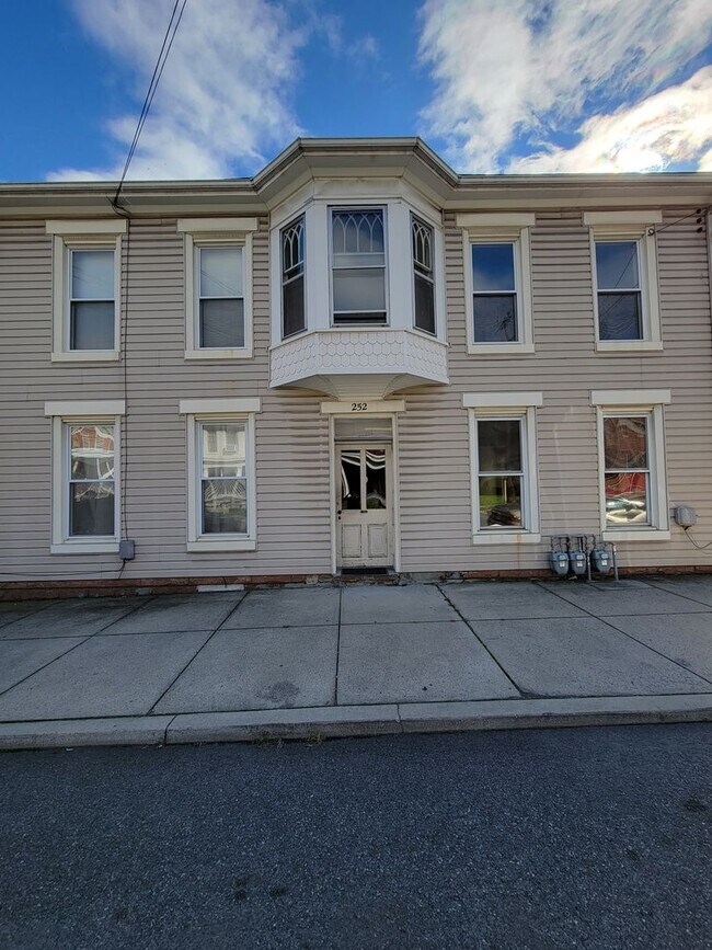 Building Photo - 252 Lincoln Way W Unit Apt. 2