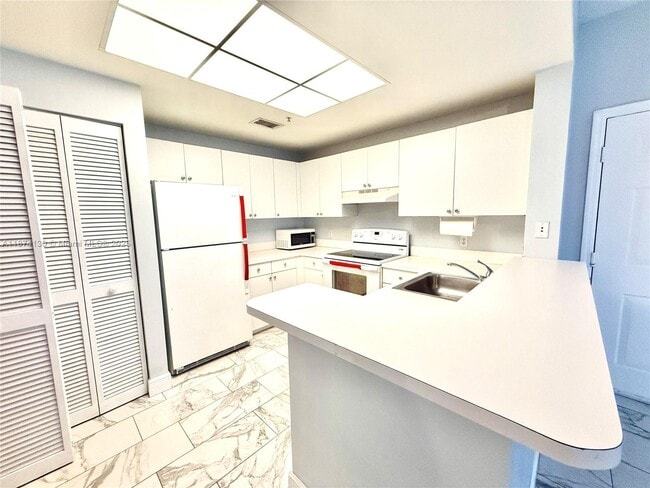 Building Photo - 2015 SE 10th Ave Unit 127 Rental