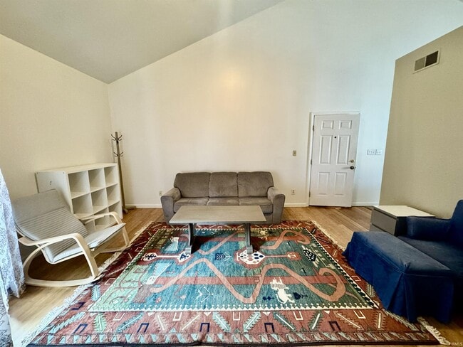 Photo - 111 E 6th St Unidad E