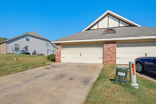 Photo - Updated Duplex in a perfect location! 6 Mi... Unidad 207