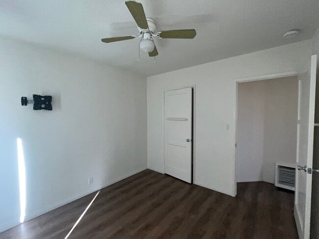 Dormitorio 2 - vestidor Abril de 2025 - 5616 Kinston Ave Unidad 2